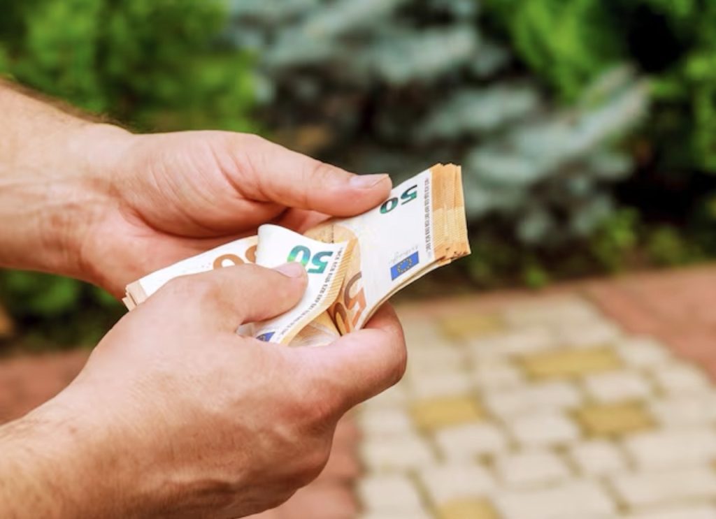 contando billetes de prestamo con aval de coche en valencia